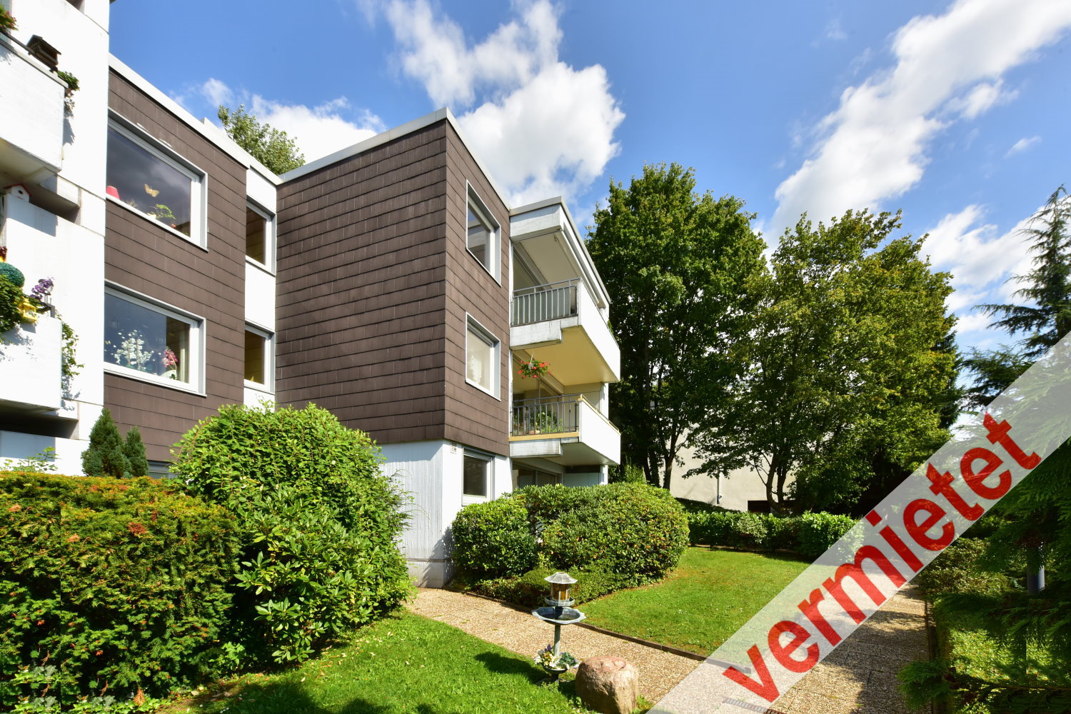 Südbalkon mit Sonnenmarkise + Erstbezug nach umfassender Modernisierung Südbalkon mit Sonnenmarkise + Erstbezug nach umfassender Modernisierung