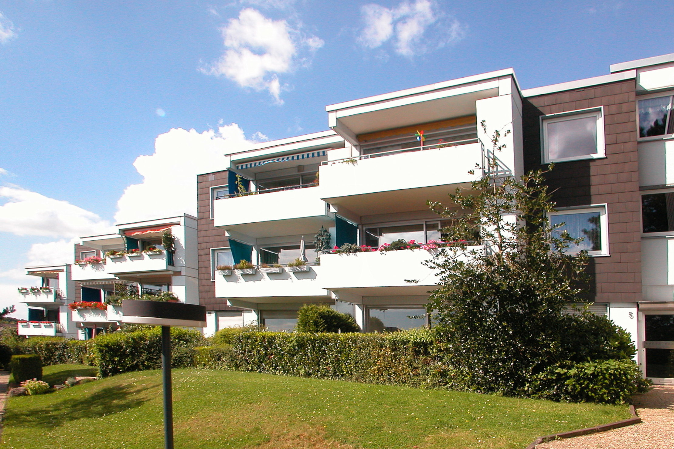Südbalkon + 1. Etage + 3 Räume + PKW-Stellplatz + Renovierungsbedarf + freigezogen Südbalkon + 1. Etage + 3 Räume + PKW-Stellplatz + Renovierungsbedarf + freigezogen