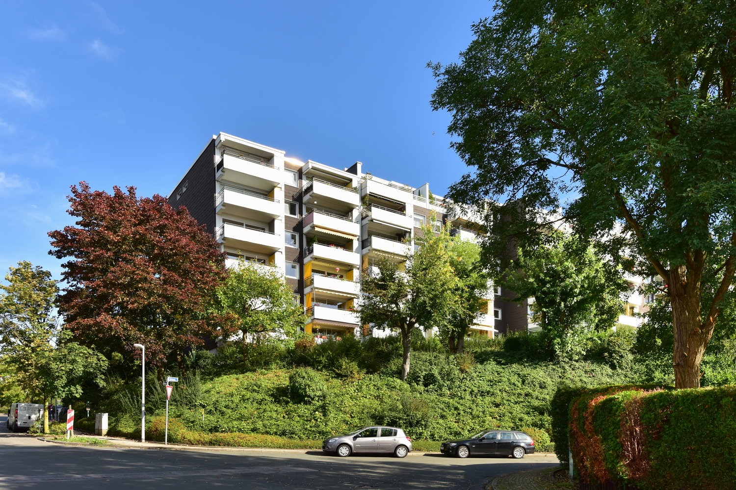 Parkettböden + erste Etage + Südbalkon mit Sonnenmarkise + Fernsicht + PKW-Stellplatz Parkettböden + erste Etage + Südbalkon mit Sonnenmarkise + Fernsicht + PKW-Stellplatz