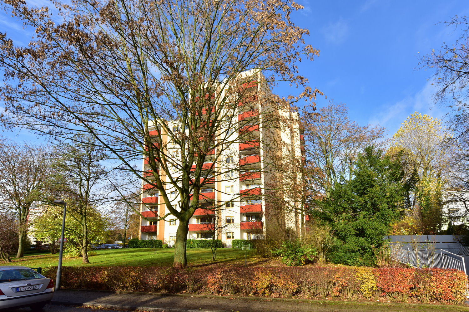 Appartement mit Parkettböden, EBK, Duschbad und großer Süd-Loggia mit Fernsicht über Kettwig Appartement mit Parkettböden, EBK, Duschbad und großer Süd-Loggia mit Fernsicht über Kettwig