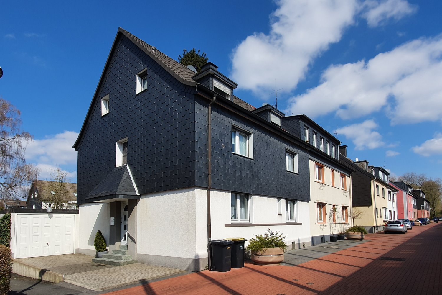 Dreifamilienhaus in sehr gepflegtem Zustand mit großem Garten + Nähe A40 Dreifamilienhaus in sehr gepflegtem Zustand mit großem Garten + Nähe A40