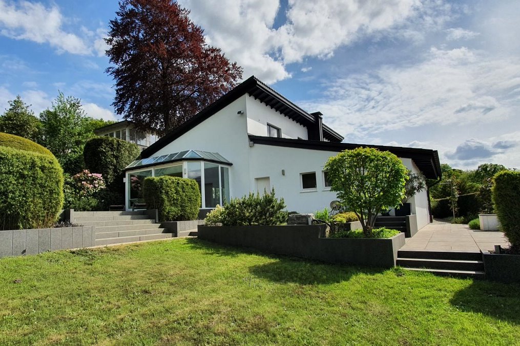 Einfamilienhaus in top Zustand mit großzügigem Wohnbereich, Wintergarten, Terrasse mit Fernsicht ... Einfamilienhaus in top Zustand mit großzügigem Wohnbereich, Wintergarten, Terrasse mit Fernsicht ...