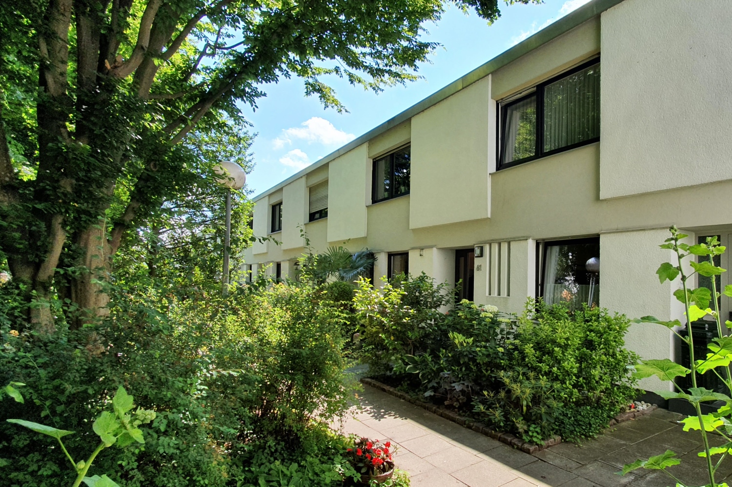 Eigentumswohnung als Haus im Haus mit eigenem Eingang und großer Sonnenterrasse Eigentumswohnung als Haus im Haus mit eigenem Eingang und großer Sonnenterrasse