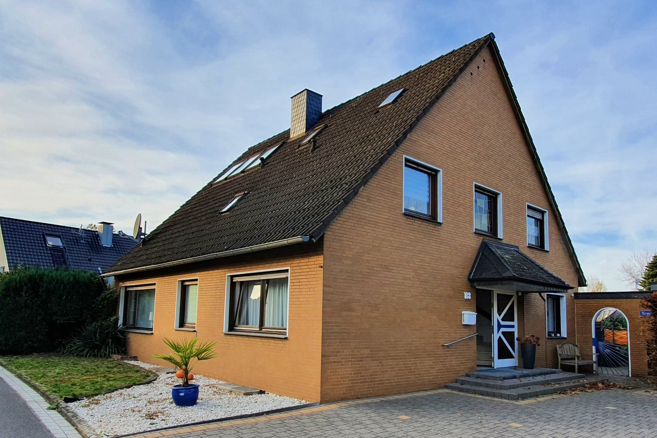 Zweifamilienhaus mit Wintergarten Zweifamilienhaus mit Wintergarten
