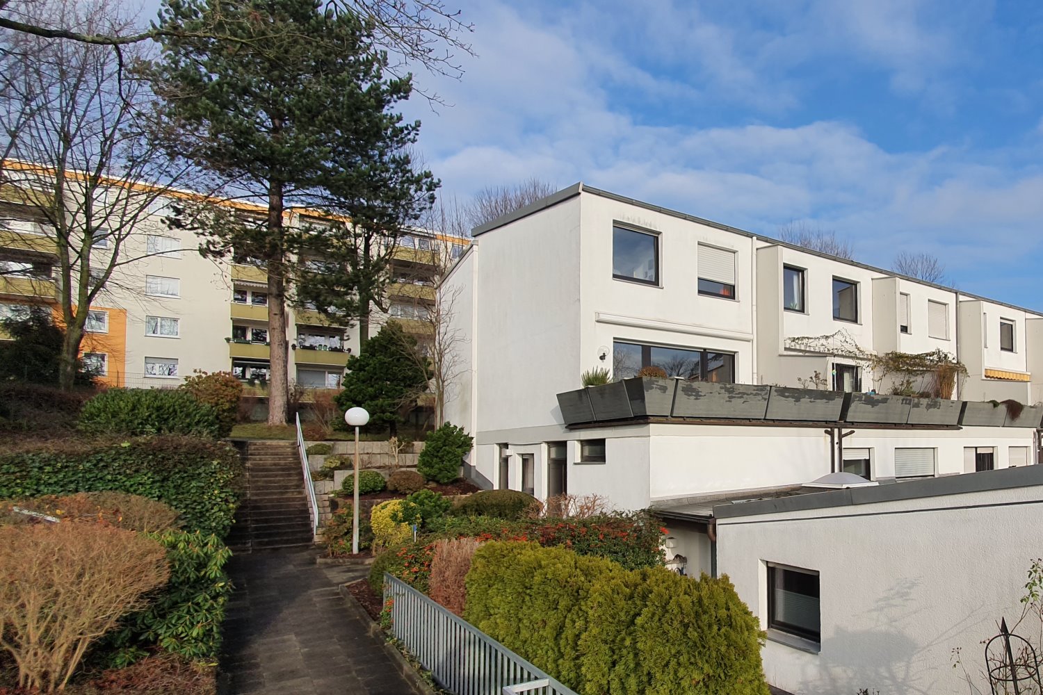 Reihenendhaus als ETW mit Süd-Ausrichtung und 2 TG-Stellplätzen Reihenendhaus als ETW mit Süd-Ausrichtung und 2 TG-Stellplätzen