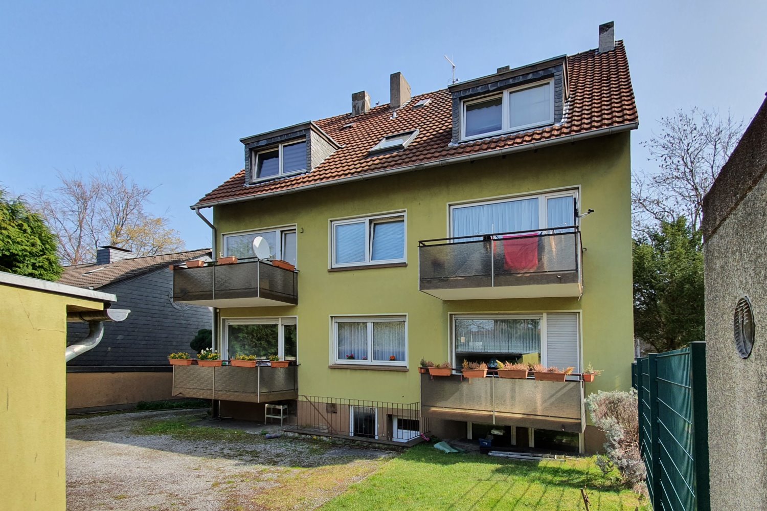 Vollvermietetes 6-Familienhaus mit 4 Garagen Vollvermietetes 6-Familienhaus mit 4 Garagen