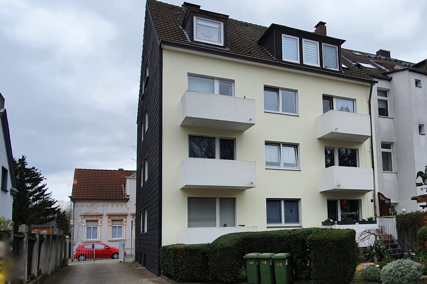 Vollvermietetes Mehrfamilienhaus von 1972 mit 6 Garagen Vollvermietetes Mehrfamilienhaus von 1972 mit 6 Garagen