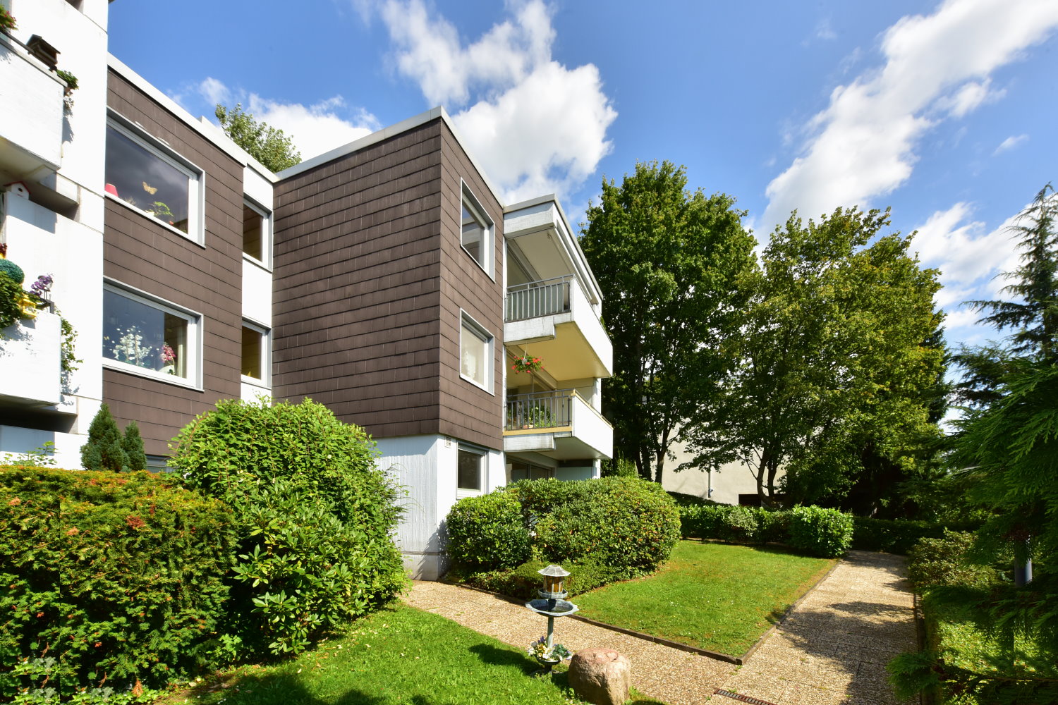 Südbalkon mit Sonnenmarkise + umfassend modernisiert Südbalkon mit Sonnenmarkise + umfassend modernisiert
