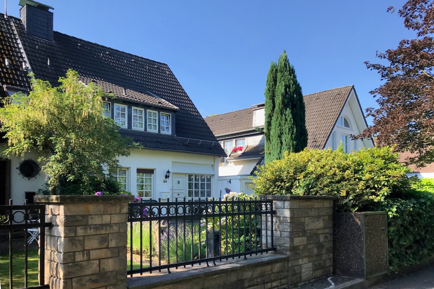 Einfamilien-Doppelhausheney/Schuir mit 50 m² Wohn-Esszimmer Einfamilien-Doppelhausheney/Schuir mit 50 m² Wohn-Esszimmer