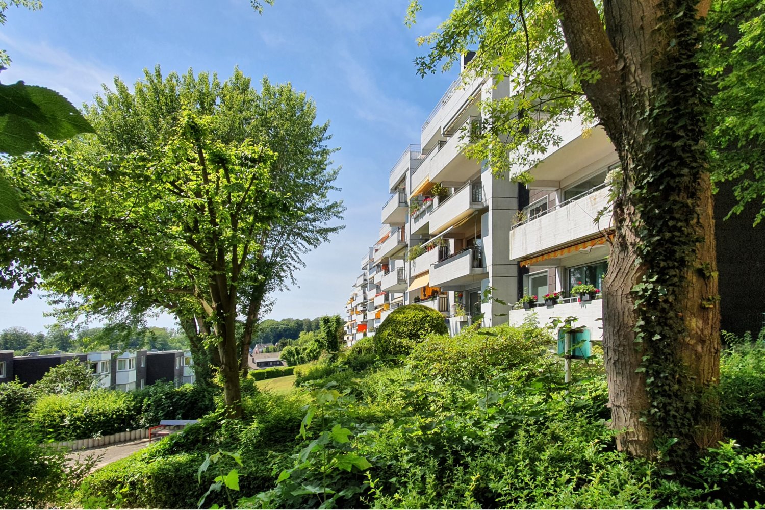Hochparterre mit Sonnenbalkon und TG-Stellplatz + Renovierungsbedarf Hochparterre mit Sonnenbalkon und TG-Stellplatz + Renovierungsbedarf