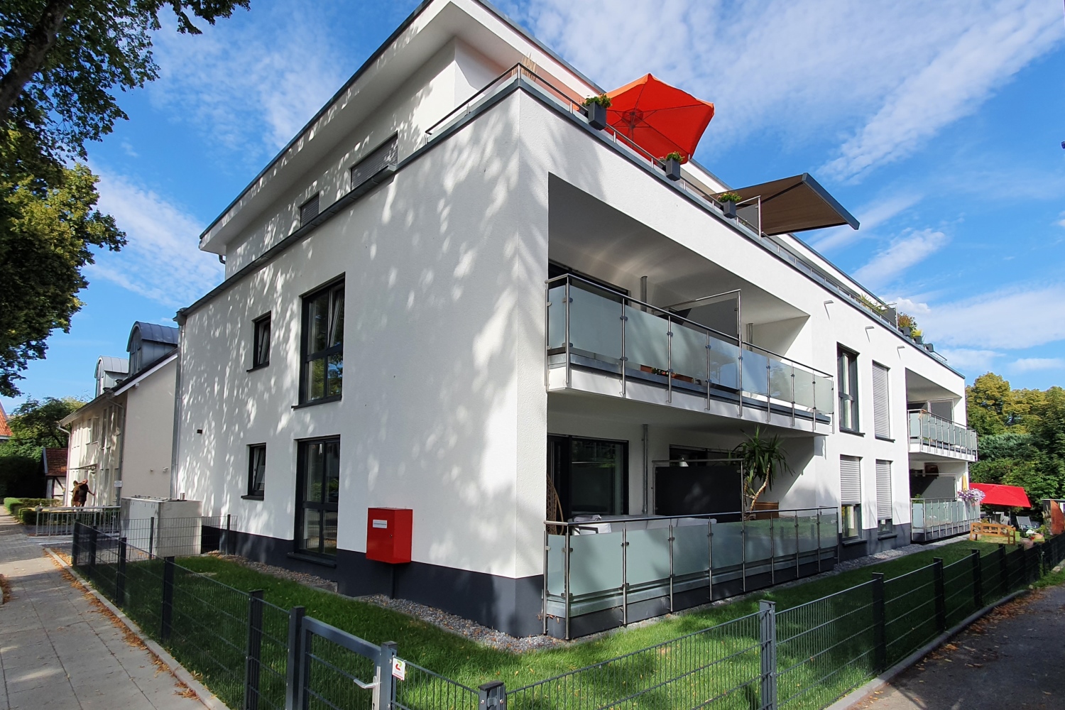 Großzügig gestaltet + Parkett + Küche + Balkon + Aufzug + TG-Stellplatz